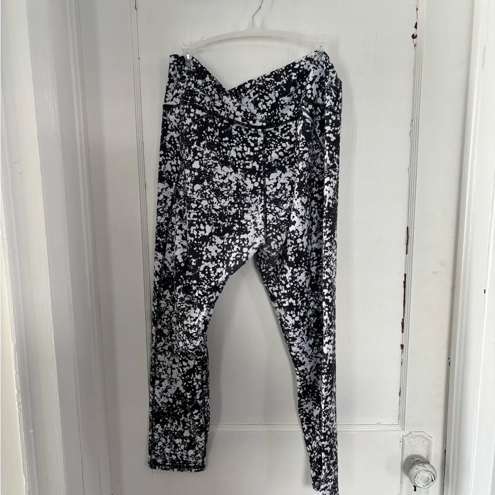 Fabletics Define PowerHold High-Waisted 7/8 Leggings | Black Elation | XXL - Picture 2 of 5